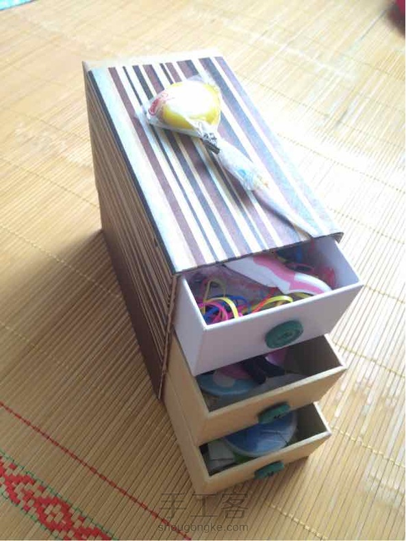 用扣子做拉手挺方便的