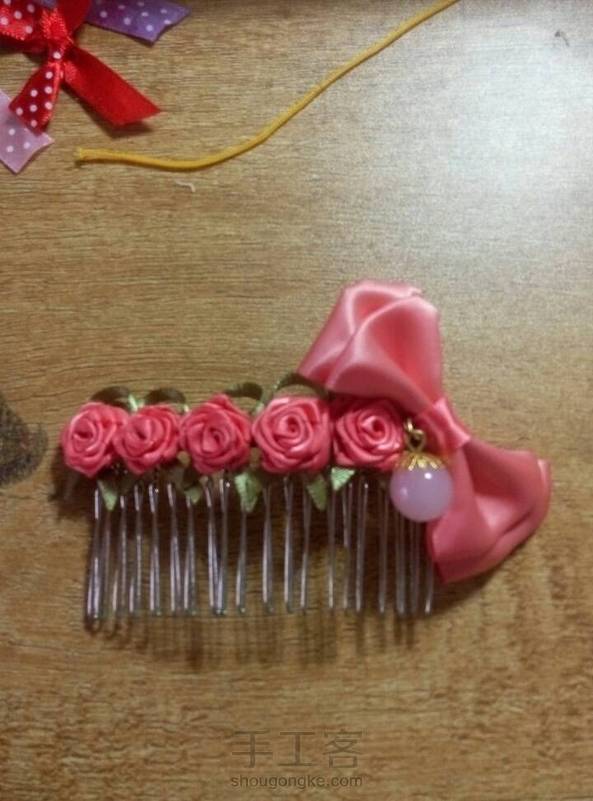 没有2.5的，做了个3.8的蝴蝶结，加了颗小珠子挂上去。