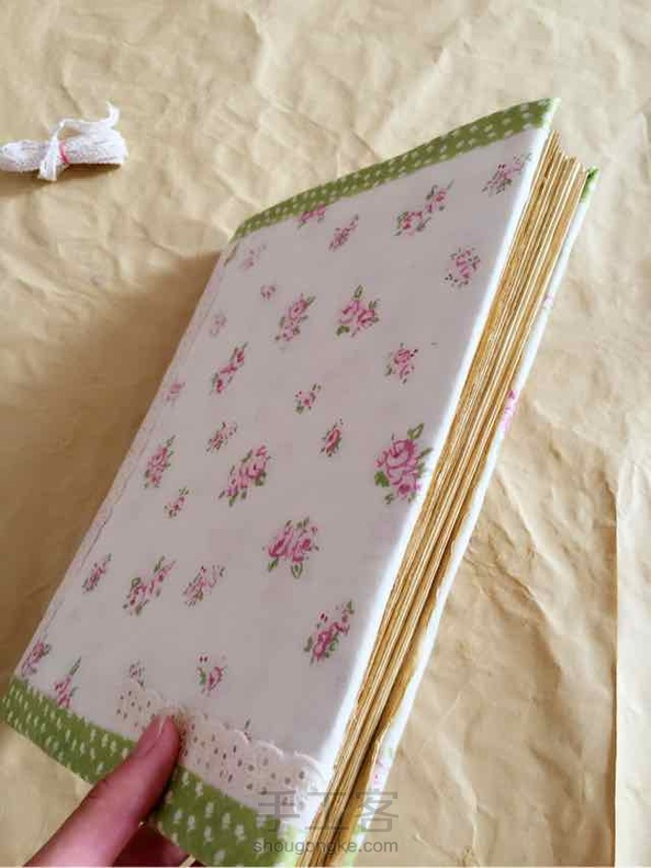 自制牛皮纸本子，使用的材料主要是牛皮纸、纸箱📦、布料，🌸布料可以用壁纸或者包装纸代替。🌺做了教程～希望有喜欢的 第1张