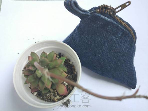 零钱包，手工缝的，里面也是牛仔，缝到手痛，请忽略我渣渣的手艺。