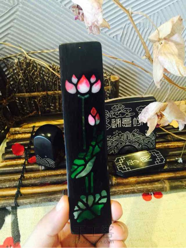 【逐意坊】“绿筱媚清莲，娇荷浮琬琰。”当初人美心纯的好朋友为我工作室赐名，特意选择她喜欢的这句诗设计这款书签做为答谢. 第7张
