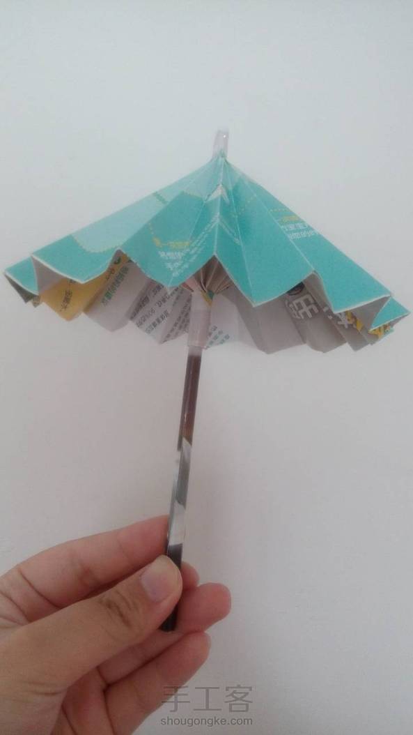 手里没有彩纸，随便找了两张纸折的，能撑开哦😊