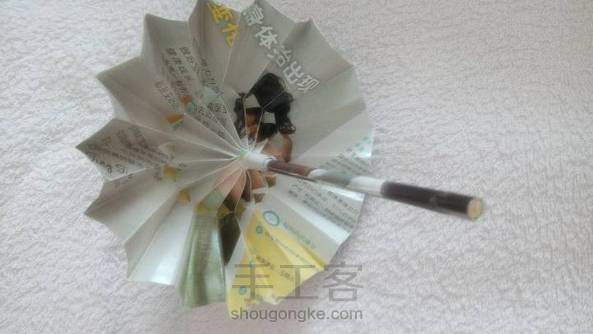 手里没有彩纸，随便找了两张纸折的，能撑开哦😊 第1张