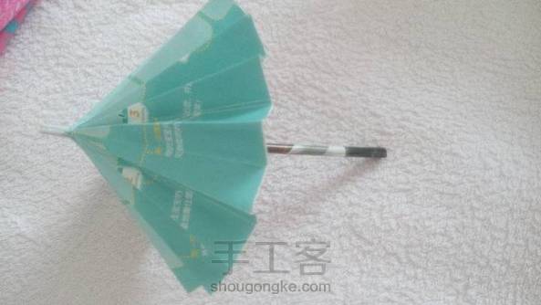 手里没有彩纸，随便找了两张纸折的，能撑开哦😊 第2张