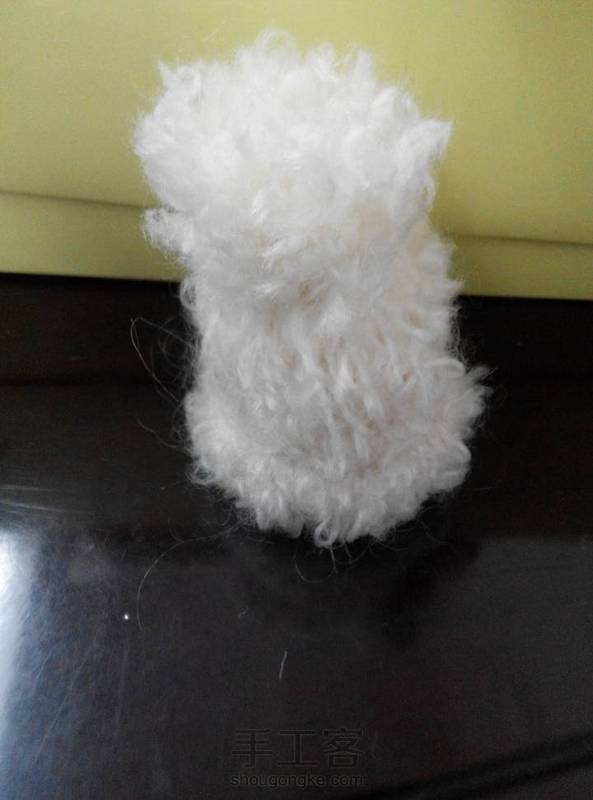 感觉暂时不会再碰毛线了。。。太虐心了一个步骤重复了两个小时。。。崩溃ing(｡ŏ﹏ŏ)(用的白色圈圈纱，所以你们会看不太清楚，成品萌萌哒)(它是个挂饰帽子)