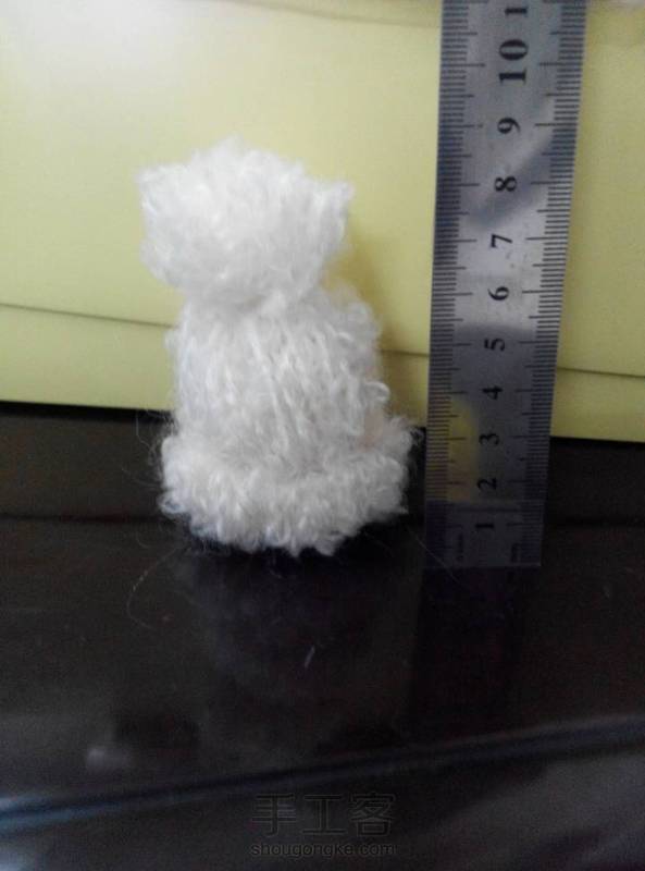 感觉暂时不会再碰毛线了。。。太虐心了一个步骤重复了两个小时。。。崩溃ing(｡ŏ﹏ŏ)(用的白色圈圈纱，所以你们会看不太清楚，成品萌萌哒)(它是个挂饰帽子) 第1张