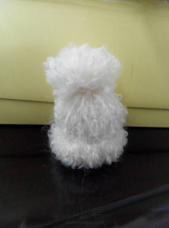 感觉暂时不会再碰毛线了。。。太虐心了一个步骤重复了两个小时。。。崩溃ing(｡ŏ﹏ŏ)(用的白色圈圈纱，所以你们会看不太清楚，成品萌萌哒)(它是个挂饰帽子) 第2张