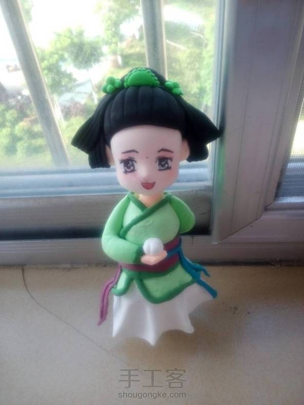 古装小妹，嘻嘻~~，玩了一星期的粘土，脸是我自己捏的，不是翻模的哦，衣服我换了种颜色O(∩_∩)O，做的过程中发觉擀薄片好难啊！！谁可以传授下技巧？