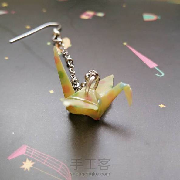 心水土星家族的千纸鹤耳坠很久啦，又舍不得花几十块钱买个耳坠，就自己动手做了。把千纸鹤淋上滴胶，晾干就可以啦。千纸鹤耳坠很别致对不对~ 第1张