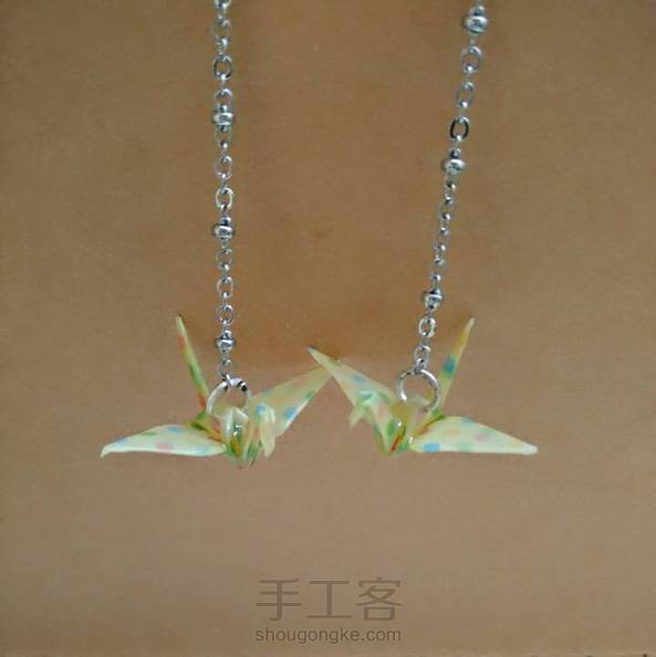 心水土星家族的千纸鹤耳坠很久啦，又舍不得花几十块钱买个耳坠，就自己动手做了。把千纸鹤淋上滴胶，晾干就可以啦。千纸鹤耳坠很别致对不对~ 第2张