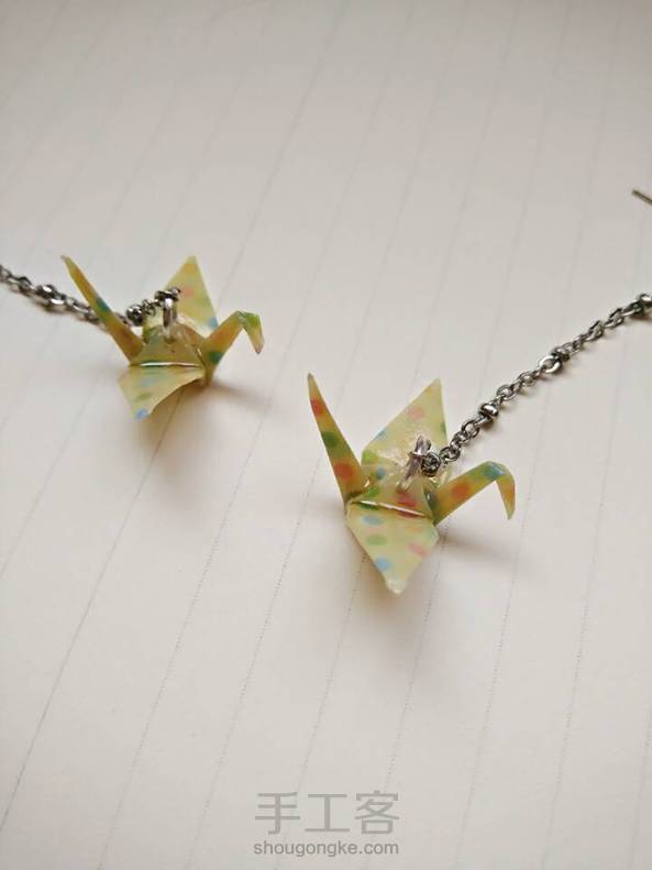 心水土星家族的千纸鹤耳坠很久啦，又舍不得花几十块钱买个耳坠，就自己动手做了。把千纸鹤淋上滴胶，晾干就可以啦。千纸鹤耳坠很别致对不对~ 第3张