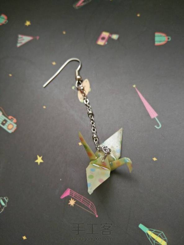 心水土星家族的千纸鹤耳坠很久啦，又舍不得花几十块钱买个耳坠，就自己动手做了。把千纸鹤淋上滴胶，晾干就可以啦。千纸鹤耳坠很别致对不对~ 第5张