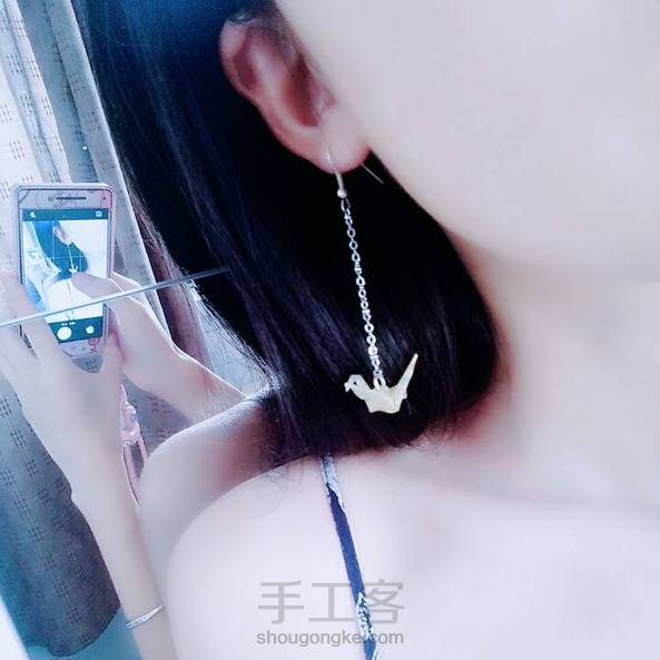 心水土星家族的千纸鹤耳坠很久啦，又舍不得花几十块钱买个耳坠，就自己动手做了。把千纸鹤淋上滴胶，晾干就可以啦。千纸鹤耳坠很别致对不对~ 第6张