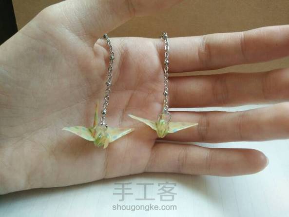 心水土星家族的千纸鹤耳坠很久啦，又舍不得花几十块钱买个耳坠，就自己动手做了。把千纸鹤淋上滴胶，晾干就可以啦。千纸鹤耳坠很别致对不对~ 第8张
