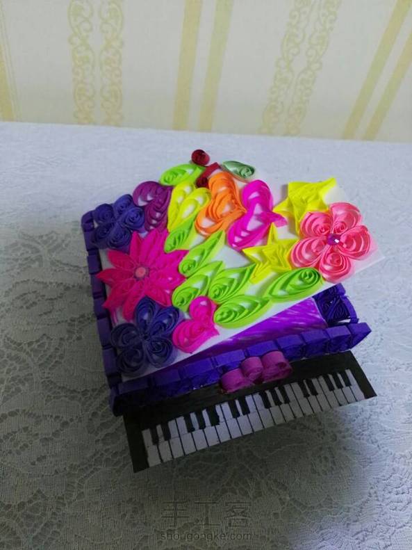 放在钢琴上了，自认为做的还行，求点赞！ 第1张