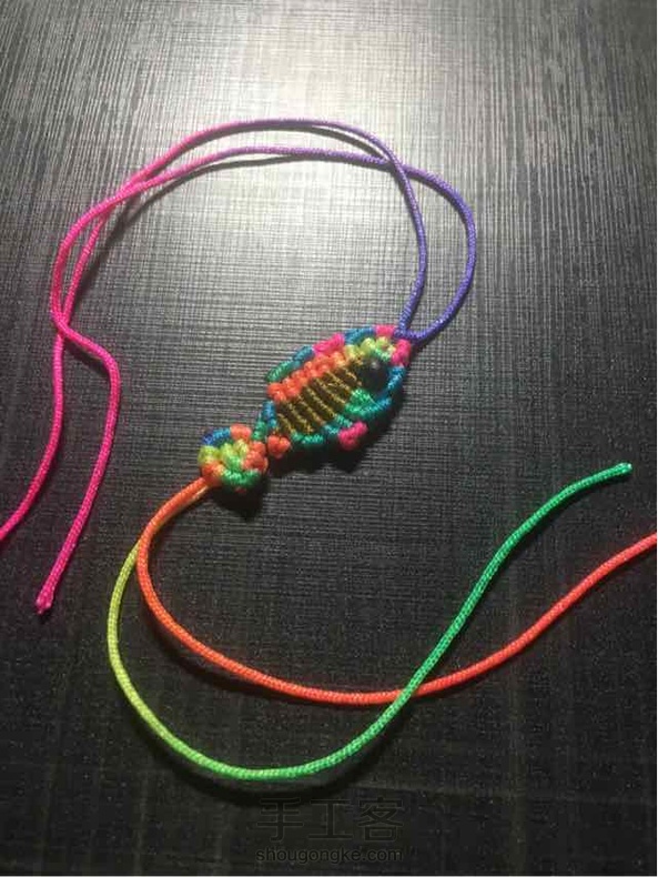 跟着教程做，有些地方随意的很应该是做错了😣，不过做出来还是萌萌哒，很开心，谢谢指导。不打算做手链了，准备做成小吊坠或者钥匙扣啦😄