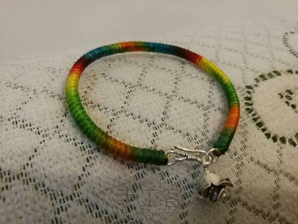 配上银饰，都是美美哒。可以放当中，也可以挂在尾部。