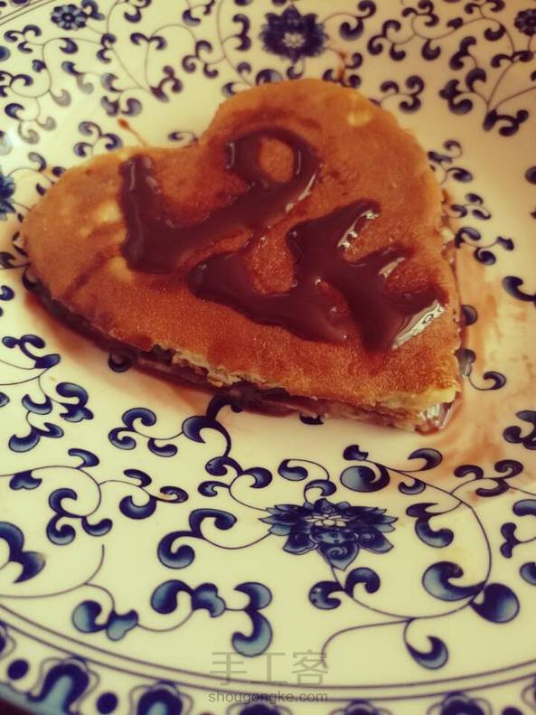 手残只能上模具，没有豆沙只能用巧克力酱，巧克力溢出，好丑!((유㉨유))