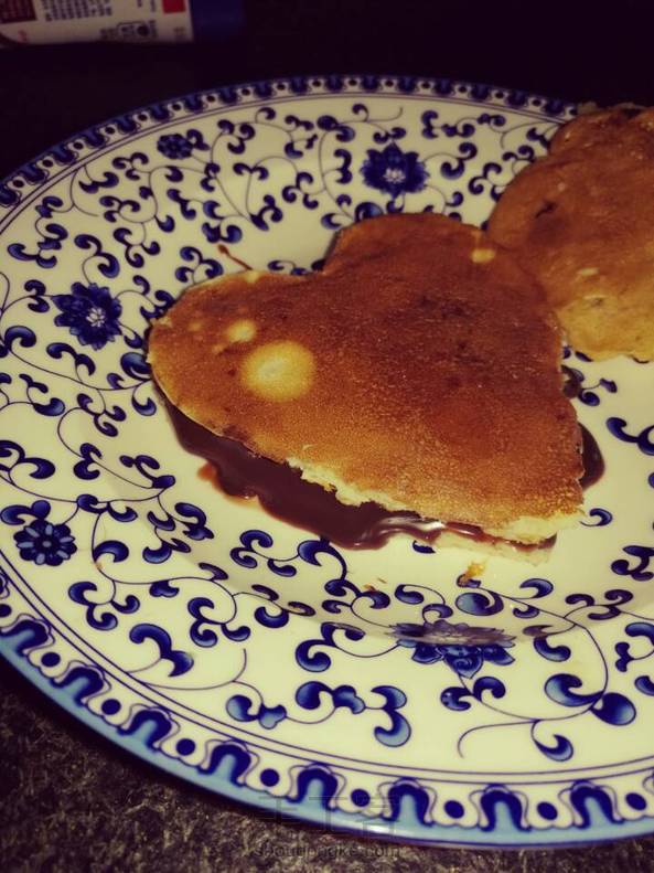 手残只能上模具，没有豆沙只能用巧克力酱，巧克力溢出，好丑!((유㉨유)) 第1张