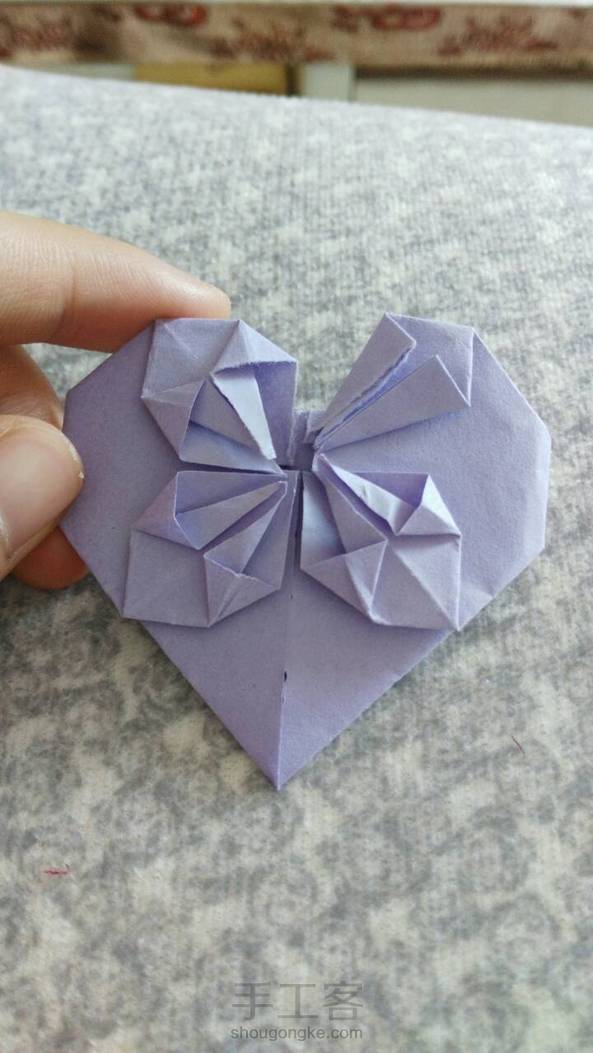 几次看见我们班上的男同学折爱心桃，我心就内疚，都说女孩儿心灵手巧，咋我就不会了？最后碰巧看见了这种爱心桃的折法，就学会了，以后不在让别人跟我折了😊