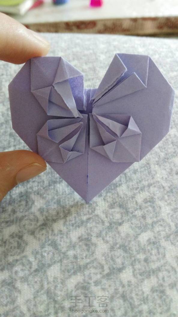 几次看见我们班上的男同学折爱心桃，我心就内疚，都说女孩儿心灵手巧，咋我就不会了？最后碰巧看见了这种爱心桃的折法，就学会了，以后不在让别人跟我折了😊 第1张