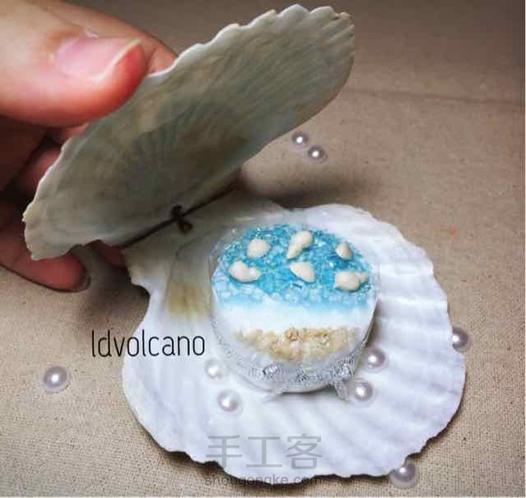 迷你粘土海风酸奶慕斯蛋糕🐳去年12月在发过这个好大的某宝爆款蛋糕教程😋现在入了超小的贝壳模具，再做一个微型的😋不过…这个美甲模具不推荐买😵因为模具很小也很浅，用粘土不好翻模，实用性不大，个人意见…但是模具不贵所以就先放着… 第3张