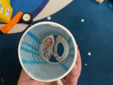 最近流行洗衣机里拍出科技感，所以就做了一个纸杯太空舱，而且我们这个还可以漂浮哦～