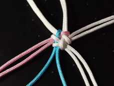 单独的六根线，通过穿、包编绳完成团锦结花