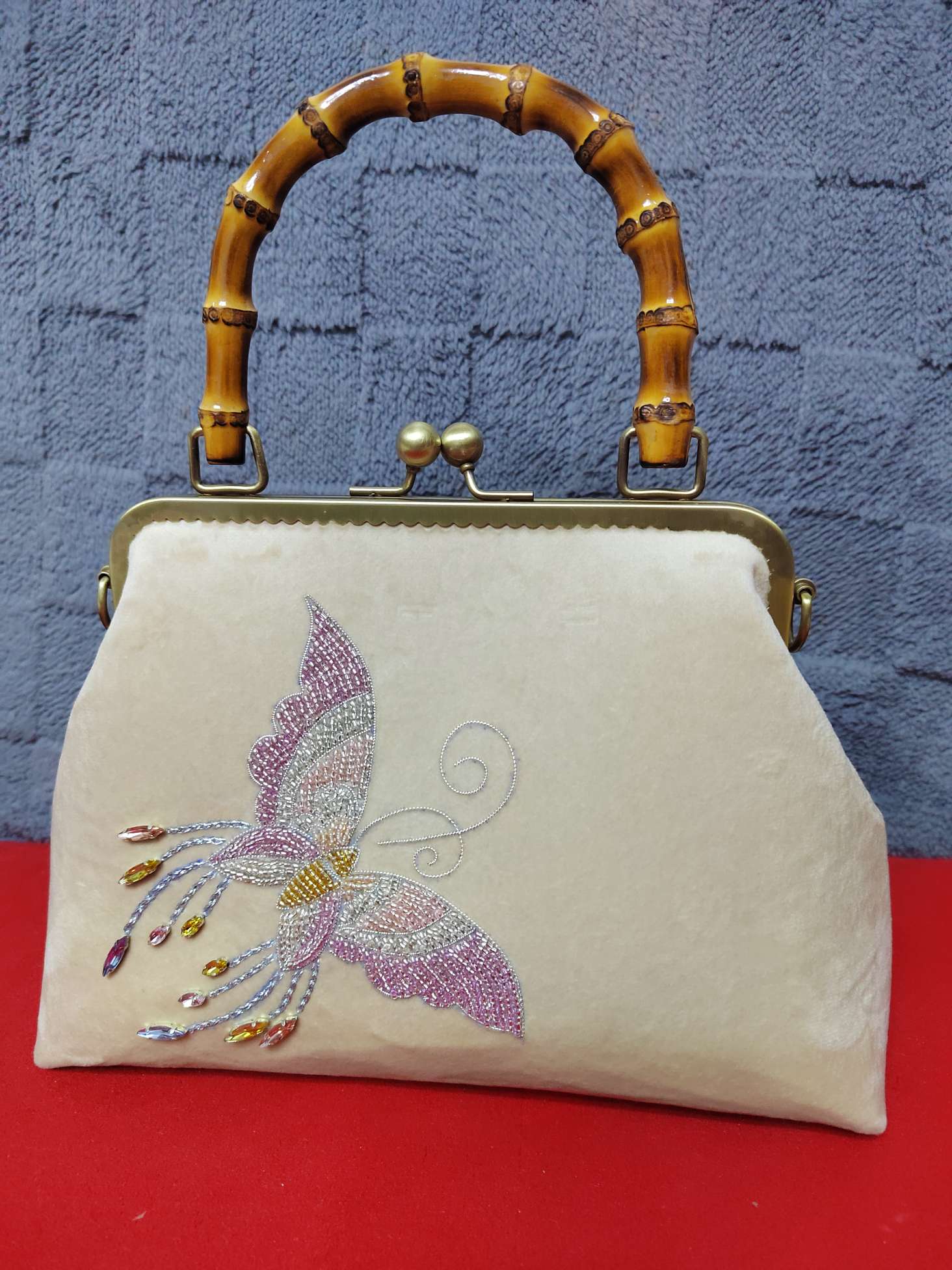 一款原创的珠绣蝴蝶纹手提包