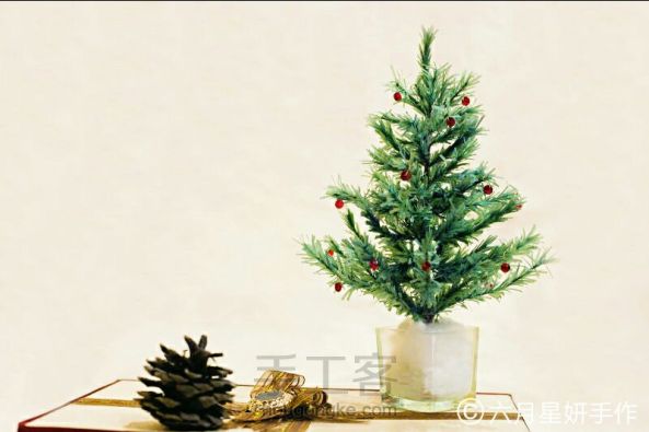 给你的书桌添上一颗小小的圣诞树吧