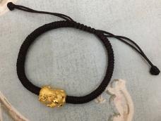 朋友上网购买了一只金貔貅，由于赠送的红绳子太细，希望我帮忙编一下手环
