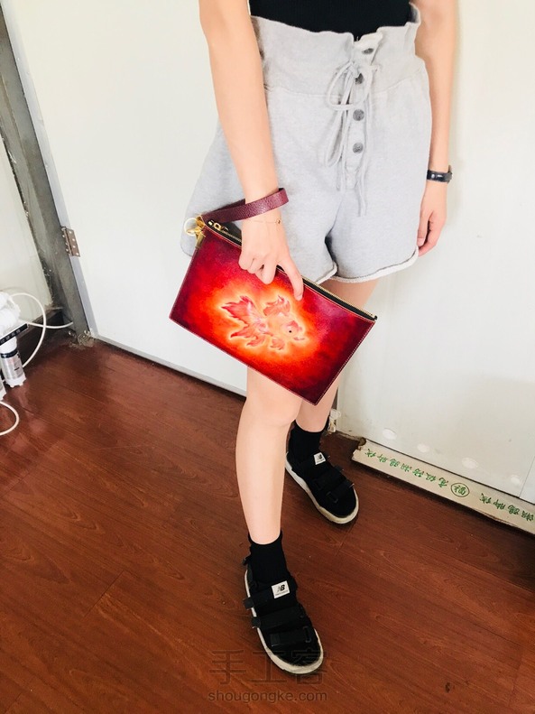 金鱼皮雕手拿包