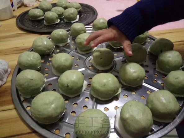 自己采摘棉菜,和面,包棉菜饼,最后的棉菜饼就是美味