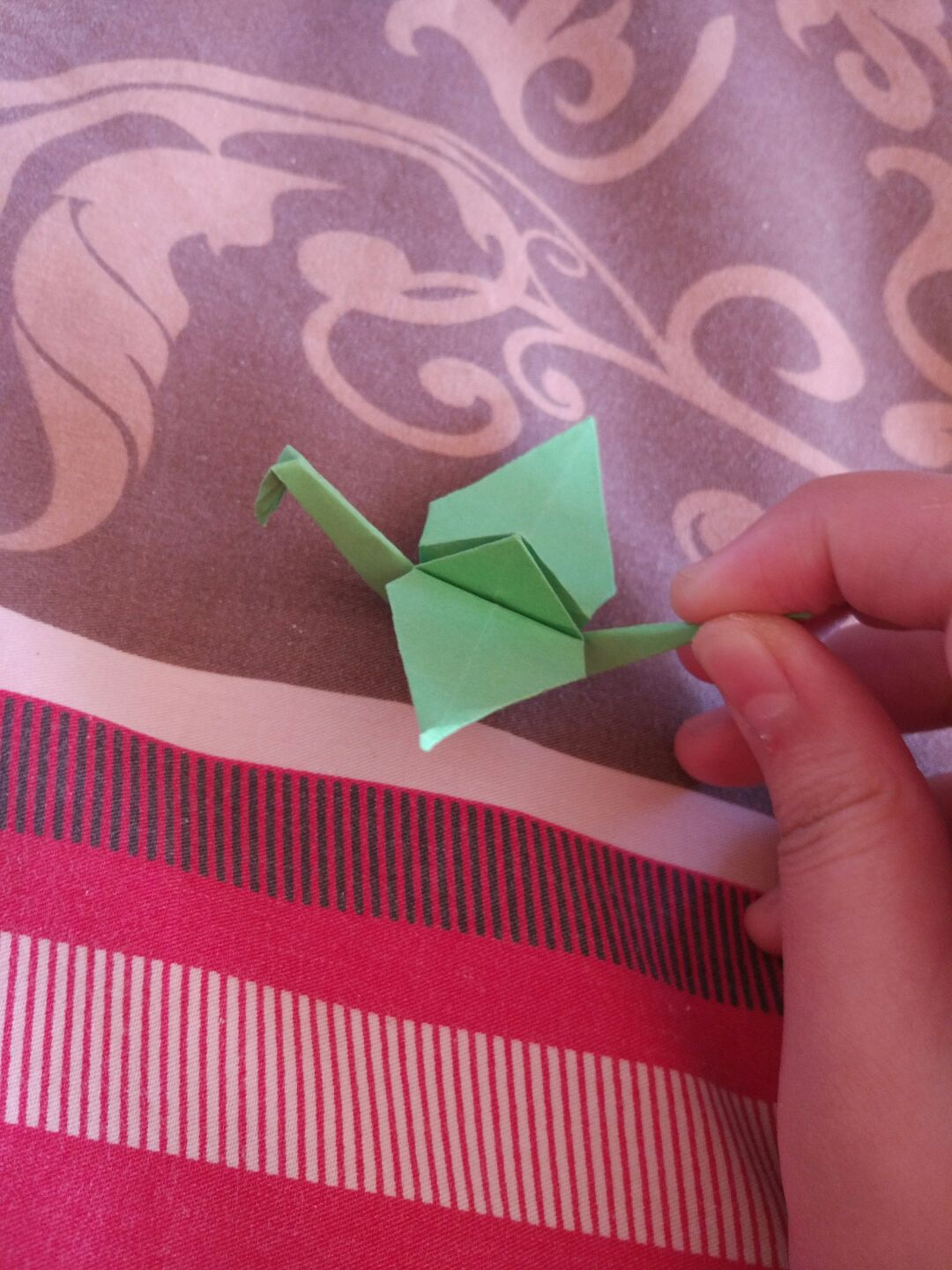 这种千纸鹤比较简单 有兴趣的朋友可以叠叠试试。