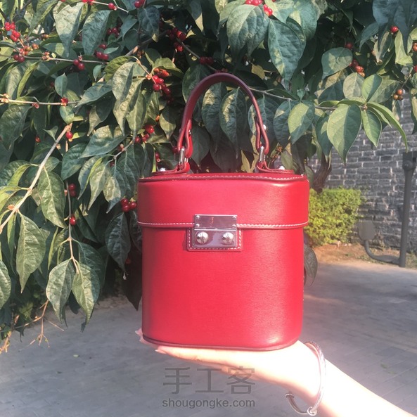 一个红色的!饭盒牛皮包包。