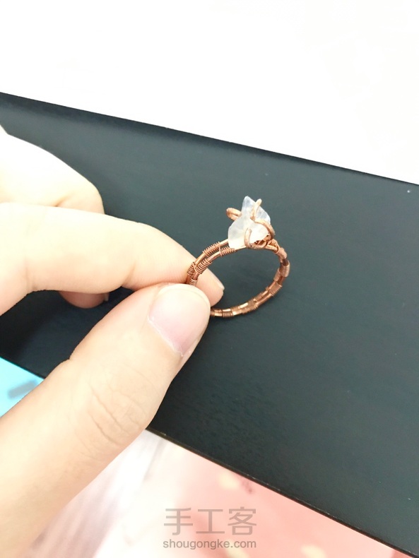 一个粗犷的爪镶戒指
