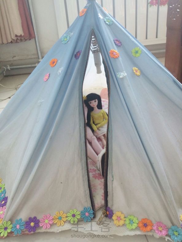 用废旧雨伞改造娃娃帐篷。