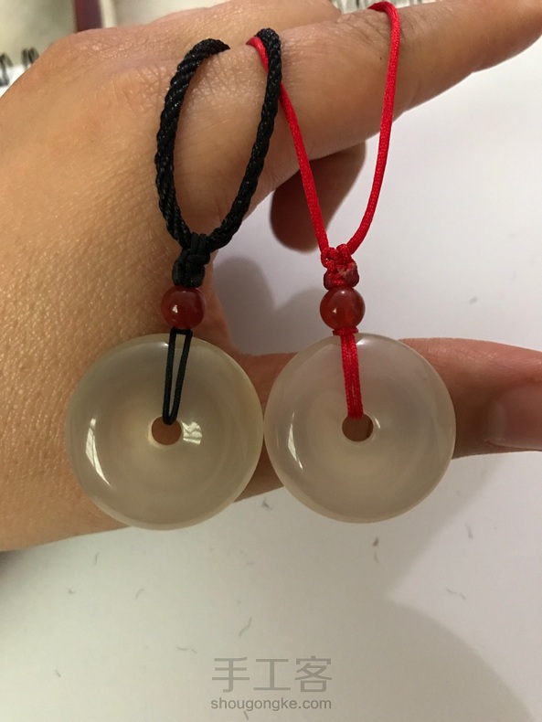 如何把吊坠挂到线上