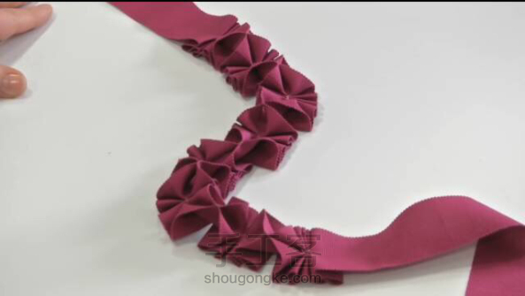 服装设计教程  装饰性螺纹丝带褶皱花边的做法