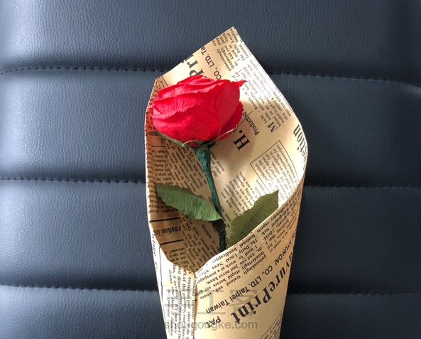皱纹纸玫瑰花,花要做的精致,一枝足矣。教程双手奉上🌹