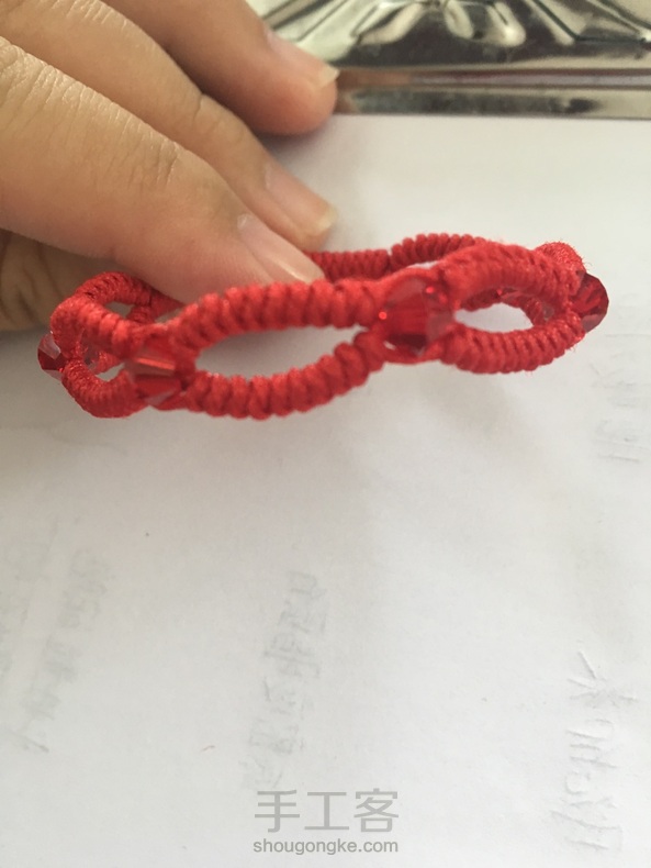 红色的本命手绳,款式是模仿的,中间略有改动