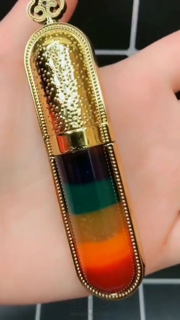 教大家在家自己做超简单的多彩唇釉,学会的小爱心送给我哦