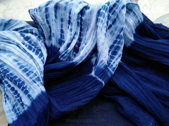 绞染造型的蓝染围巾