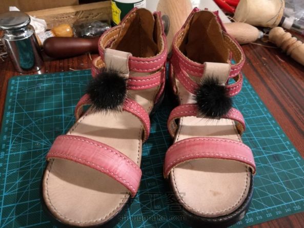 粉红皮凉鞋
