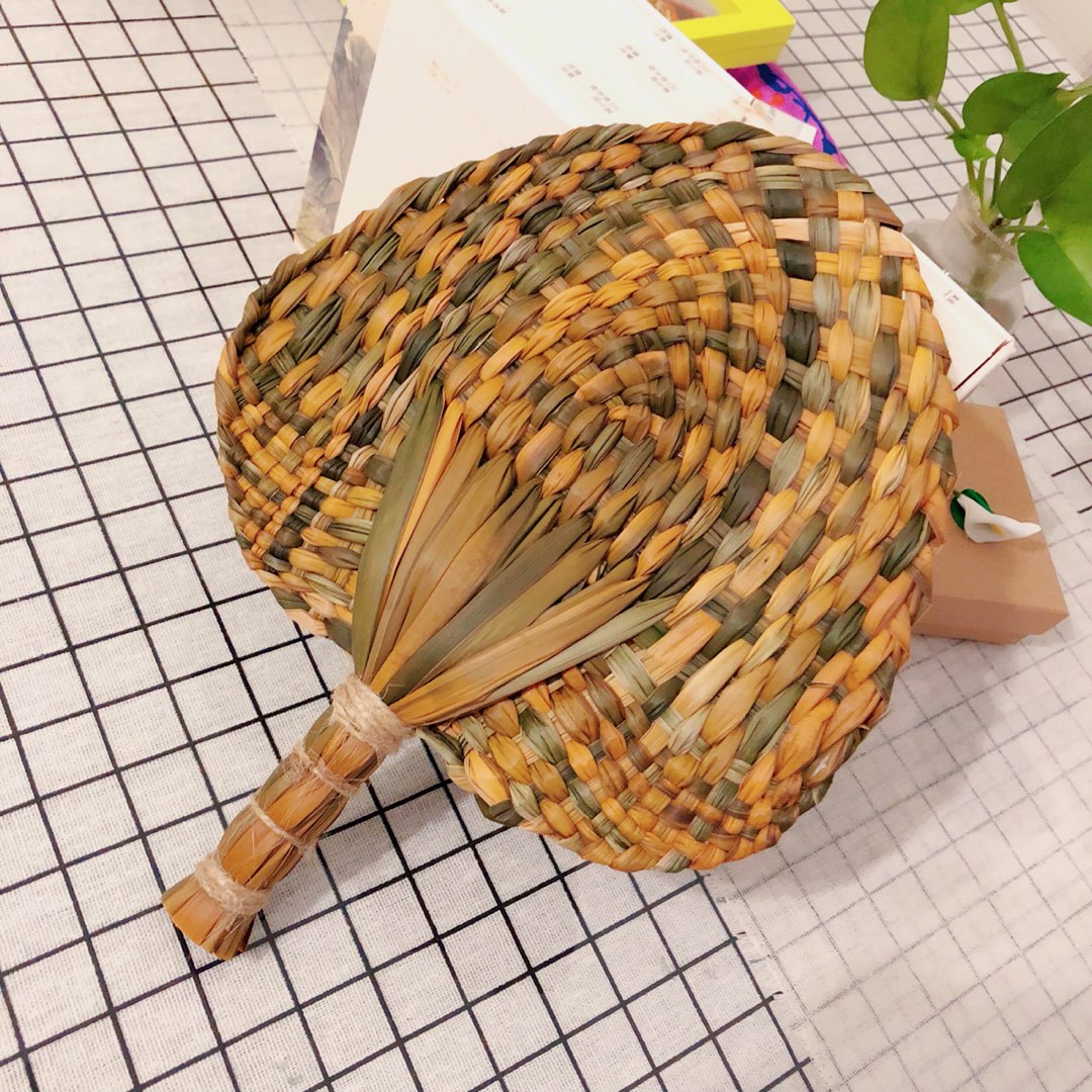 芜湖称这种草为蒲草，或者水烛草，蒲草经过晒干—浸泡，会增加其韧性，能用来编制一些小物件。今天用来编了把蒲草扇。