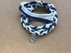 蓝染手绳，用蓝染棉线进行编制，与银饰结合，既好看又寓意深刻。