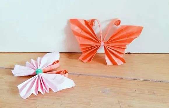 分享一个简单的折纸教程，先折出衣服的样子，再慢慢调整成美丽蝴蝶。小伙伴们是不是对这样的折纸有点小心动? 准备好纸张，跟着下面的图解把这个蝴蝶折出来吧