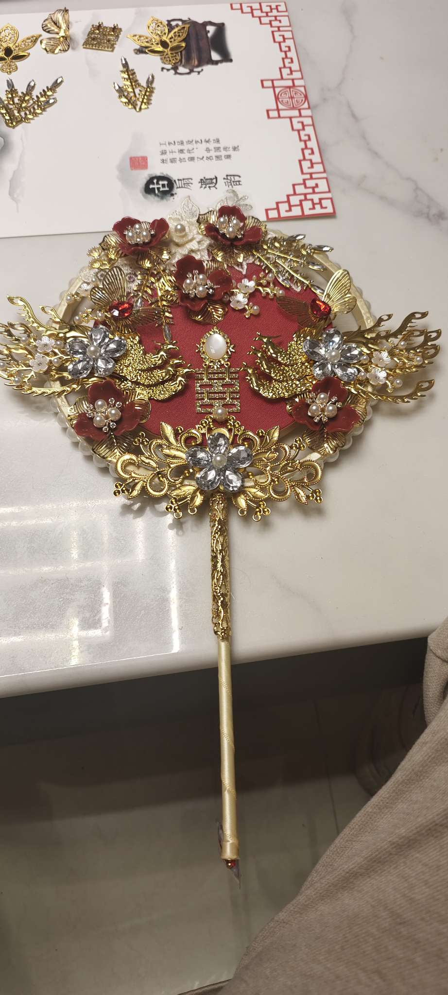 这个喜扇呢，主要是送给我姐姐当做结婚礼物的，那么首先呢，大家可以在网上买上材料，然后跟着我的步骤做，也可以搜大家在网上买的话，东西是很齐全的，我也就不细说了