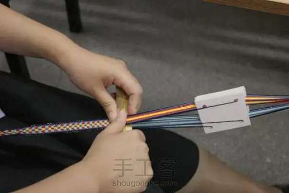 综板织丨用卡片织出花带手链 (转载)