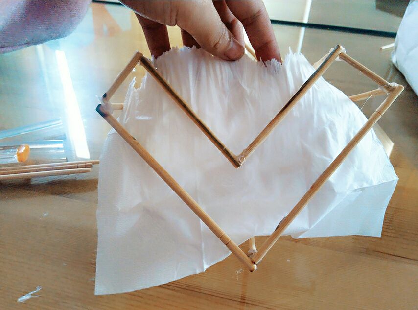 用一次性筷子制作大裤衩建筑模型 第2步